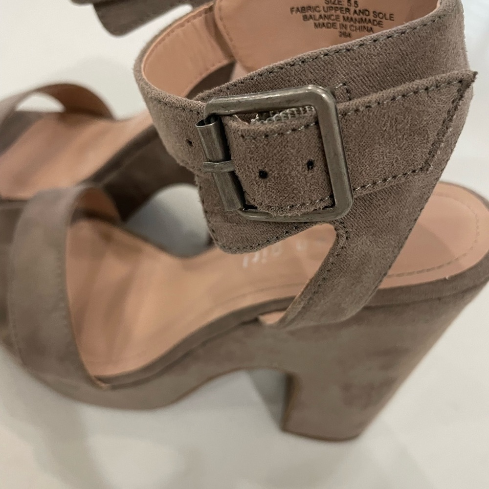 Platform Sandals - Picture 3 of 4
